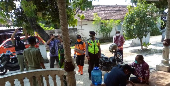 Petugas gugus tugas Pasuruan mengevakuasi warga yang positif corona. (Foto: Dok Humas)