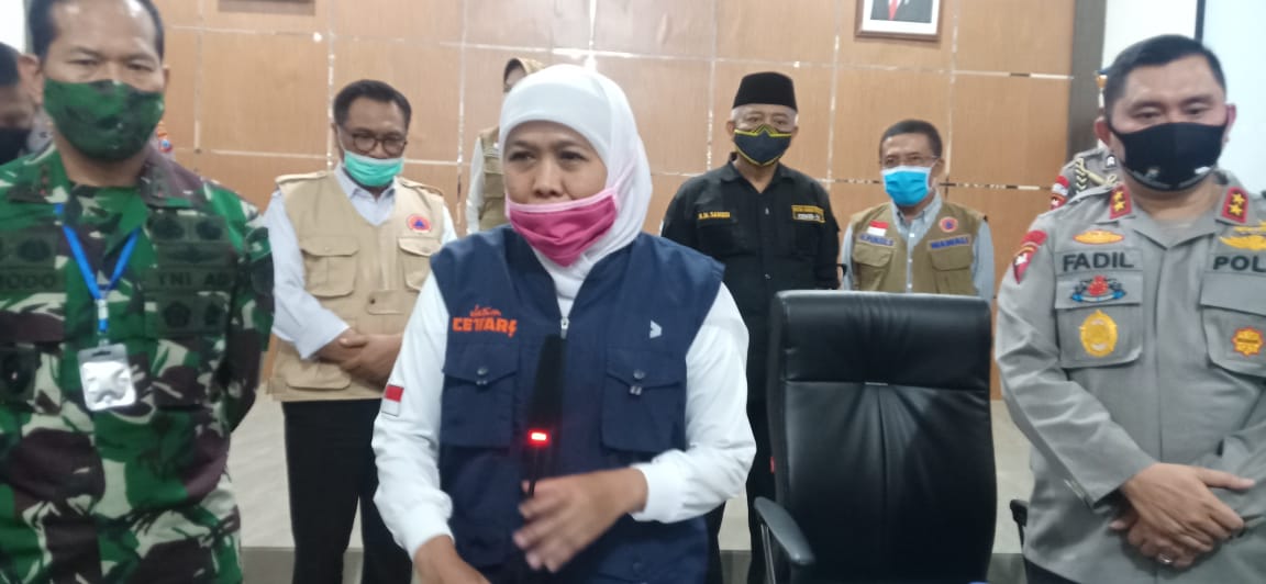 Gubernur Jawa Timur, Khofifah Indar Parawansa usai konferensi pers pemberlakuan PSBB Malang Raya di Kantor Bakorwil Jatim III Malang (Foto: Lalu Theo/ngopibareng.id)