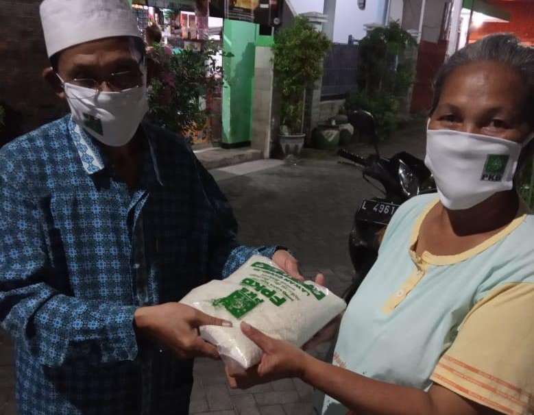 Salah satu warga penerima bantuan sembako dari Sekretaris Komisi B DPRD Kota Surabaya, Mahfudz. (Foto: Alief/ngopibareng.id)