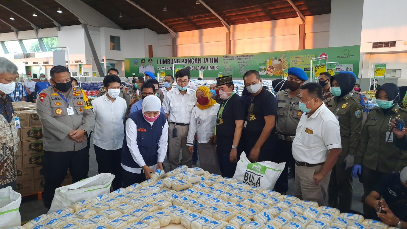 Erlangga Satriagung dan Khofifah Indar Parawansa di Lumbung Pangan Jatim. (Foto: Alief/ngopibareng.id)