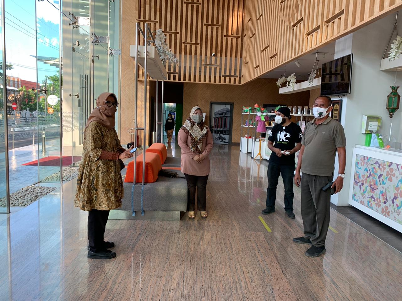 Camelia Habiba dari Komisi A DPRD Kota Surabaya saat sidak di sebuah hotel kawasan Gubeng, Surabaya, terkait isolasi pasien reaktif Covid-19. (Foto: Ni'am Kurniawan/Ngopibareng.id)