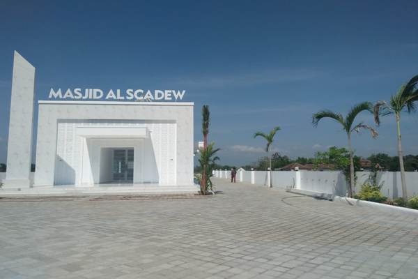 Masjid Al-Scadew dibangun artis Sisca Dewi di Jalan Raya Madiun, Jawa Timur.