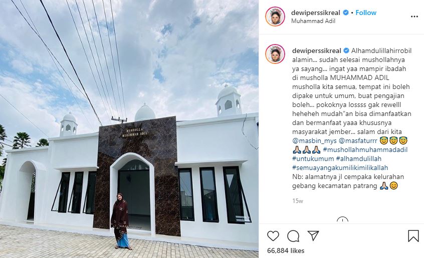 Dewi Perssik membangun mushola didedikasikan untuk mendiang ayahnya, Muhammad Adil.