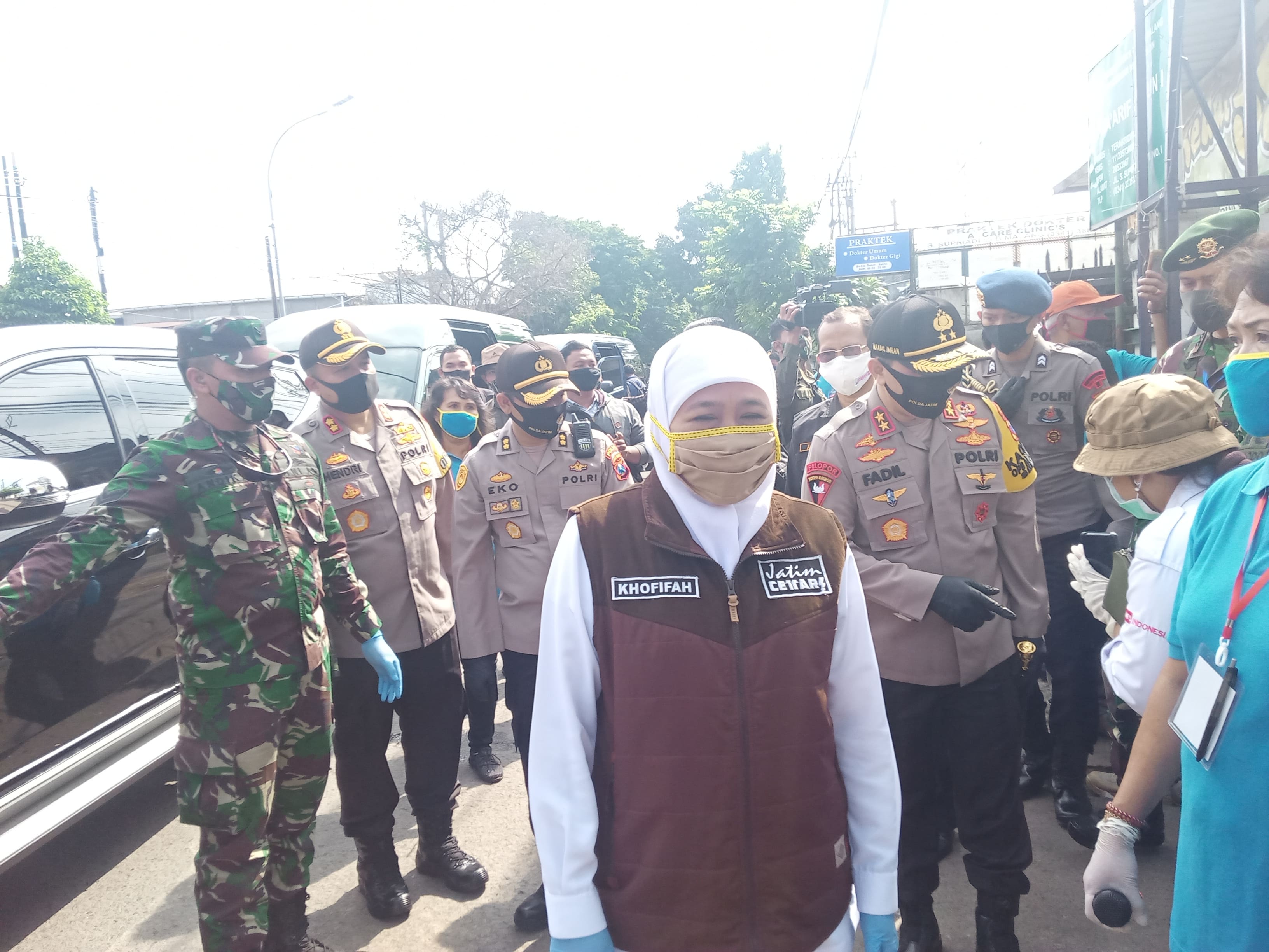 Gubernur Jawa Timur, Khofifah Indar Parawansa usai mengunjungi Kampung Tangguh Narubuk, Kecamatan Sukun, Kabupaten Malang, Jawa Timur. (Foto: Lalu Theo/Ngopibareng.id)