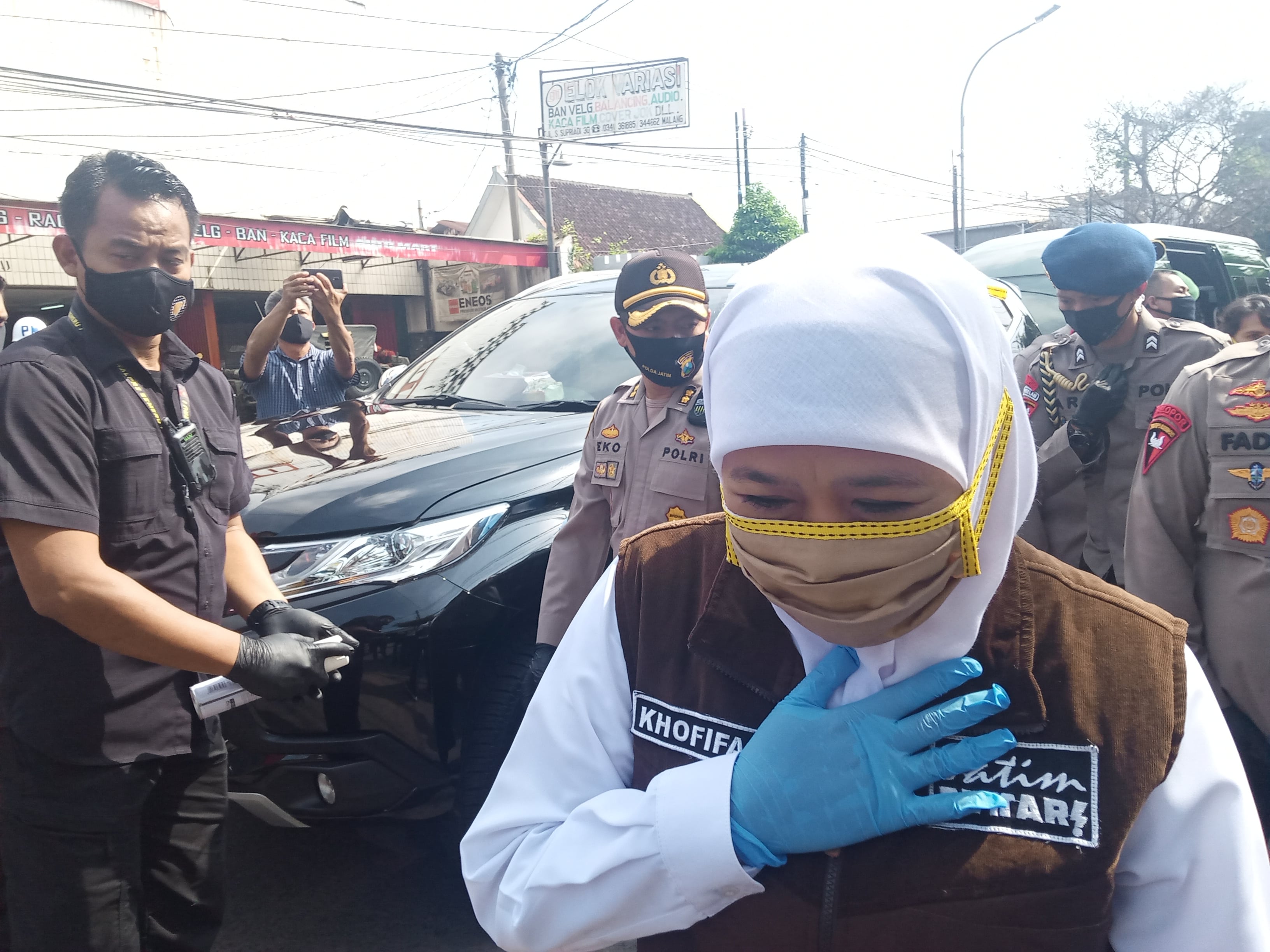 Gubernur Jawa Timur, Khofifah Indar Parawansa usai mengunjungi Kampung Tangguh Narubuk di Kecamatan Sukun, Kota Malang (Foto: Lalu Theo/Ngopibareng.id)