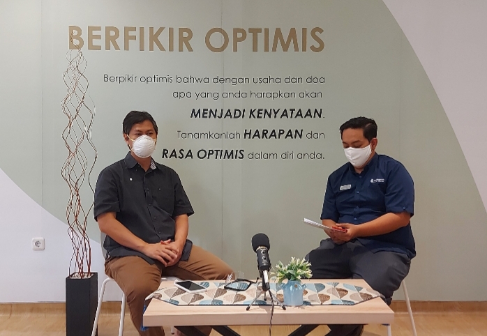 dr. Primandono Perbowo,Sp.OG (K), spesialis obstetri dan ginekologi konsultan onkologi Adi Husada Cancer Center (AHCC) (kiri) saat melakukan live streaming facebook AHCC. (Foto: istimewa)