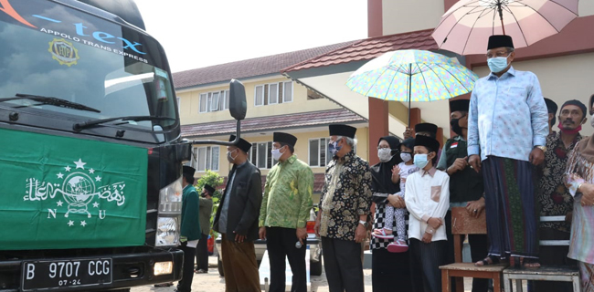 Ketua Umum PBNU, KH. Said Aqil Siroj  saat memberangkatkan penyaluran sembako ke berbagai daerah. (Foto: Istimewa)