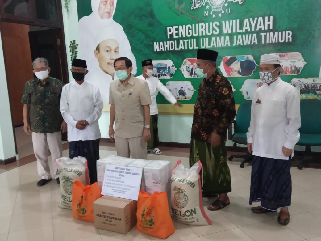 CEO Maspion Grup, Alim Markus saat menyerahkan bantuak di PWNU Jawa Timur. (Foto: Riadi/Ngopibareng.id)