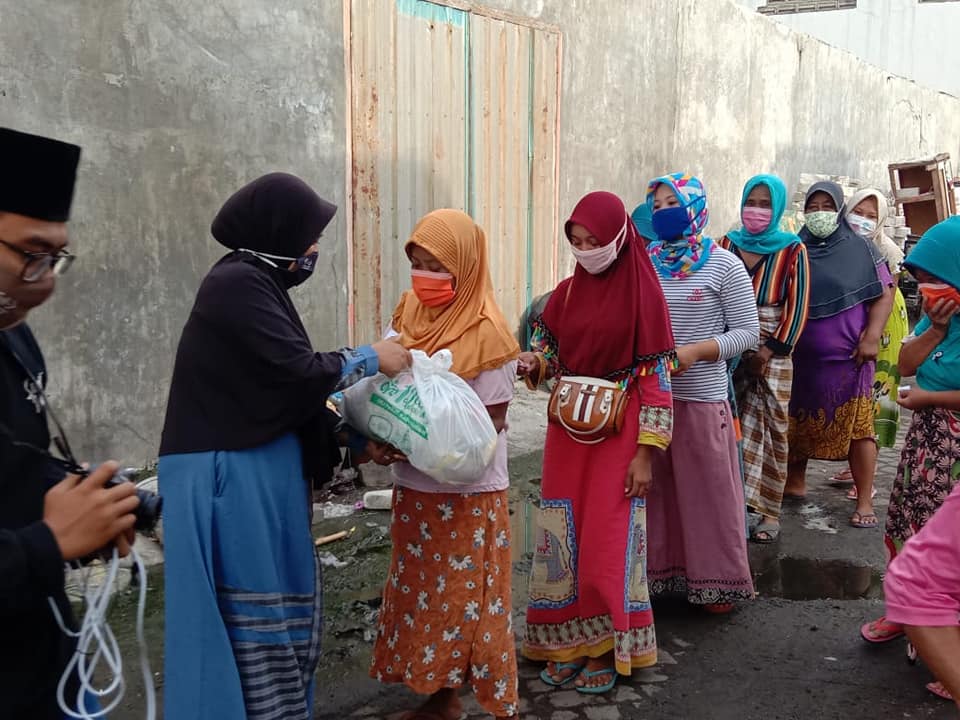 Pembagian sedekah kepada masyarakat yang tak mampu. (Foto: LazisNU Jatim)