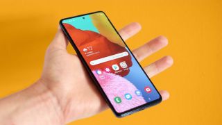 Samsung Galaxy A51 yang segera akan tersaingi murahnya oleh Galaxy A21s. (Techradar.com) 