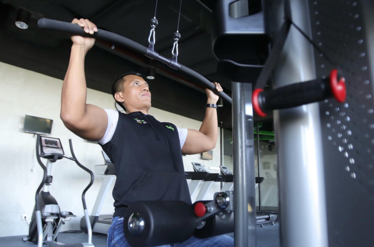 Achmad Syamsul saat mencotohkan latihan pull down yang direkomendasikan ketika berpuasa. (Foto: Istimewa)