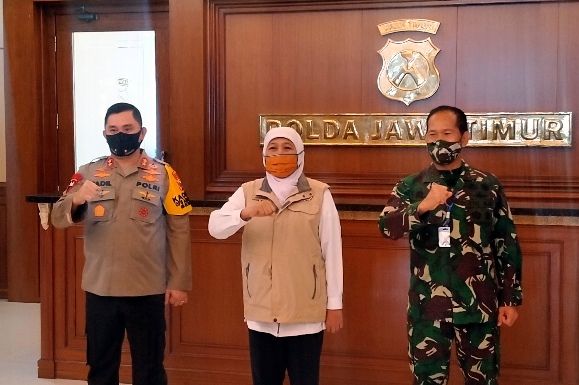 Gubernur Jatim, Khofifah Indar Parawansa bersama Kapolda Jatim Irjen M Fadil Imran dan Pangdam V Brawijaya Widodo Iryansyah di Mapolda Jatim, Surabaya, Jumat 15 Mei 2020. (Foto: Fariz Yarbo/Ngopibareng.id)