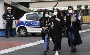 Seorang petugas mengawasi jalanan di Doha, Qatar, kemarin. (Foto:Reuters)