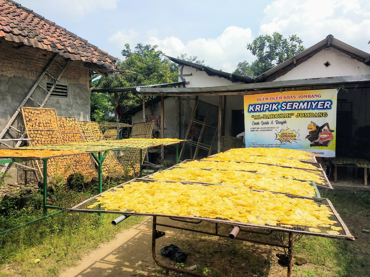 Kripik Sermiyer yang sedang dijemur. (Foto: M.Rizqi/Ngopibareng.id)