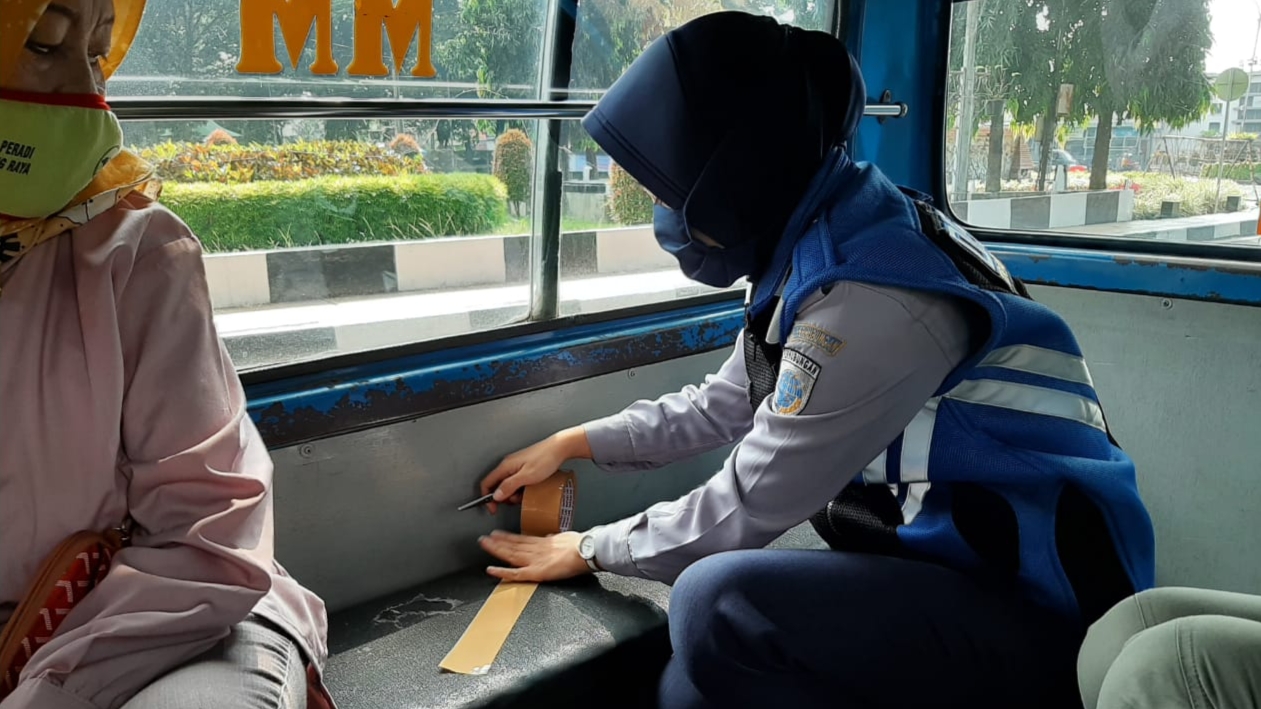 Proses penempelan selotip oleh Dinas Perhubungan (Dishub) Kota Malang (Foto: Lalu Theo/Ngopibareng.id)