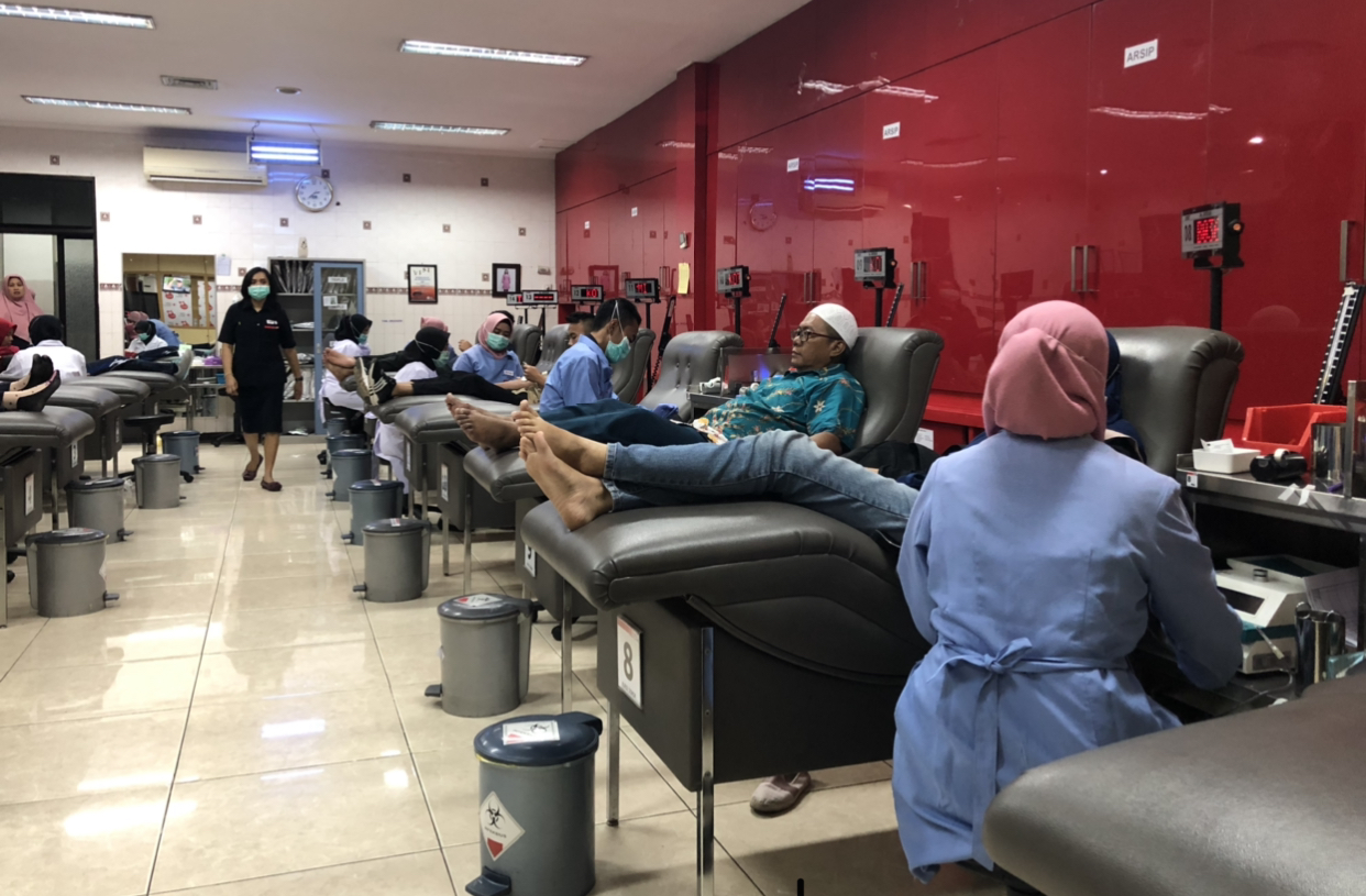 Aktivitas donor darah di UTD PMI Kota Surabaya. (Foto: Andhi Dwi/Ngopibareng.id)