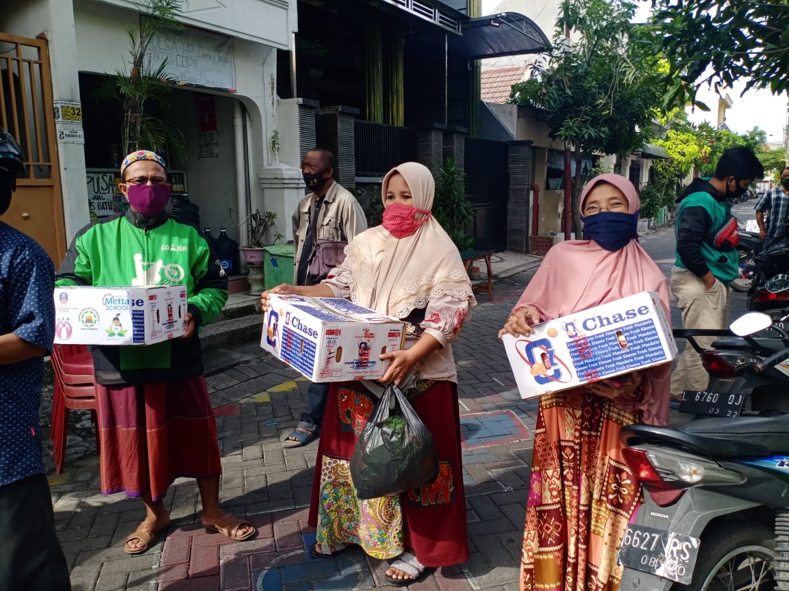 Sebagian guru ngaji penerima sembako yang didistribusikan DMI Surabaya dan Gusdurian.