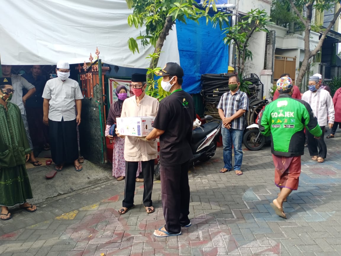 Pembagian sembako di wilayah Surabaya utara.