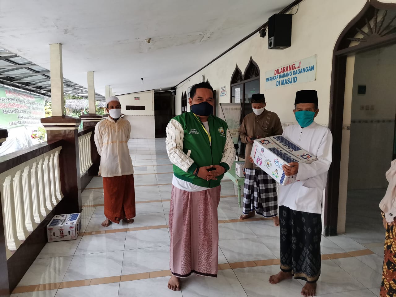 Gur ngaji terdampak Covid menerima sembako.