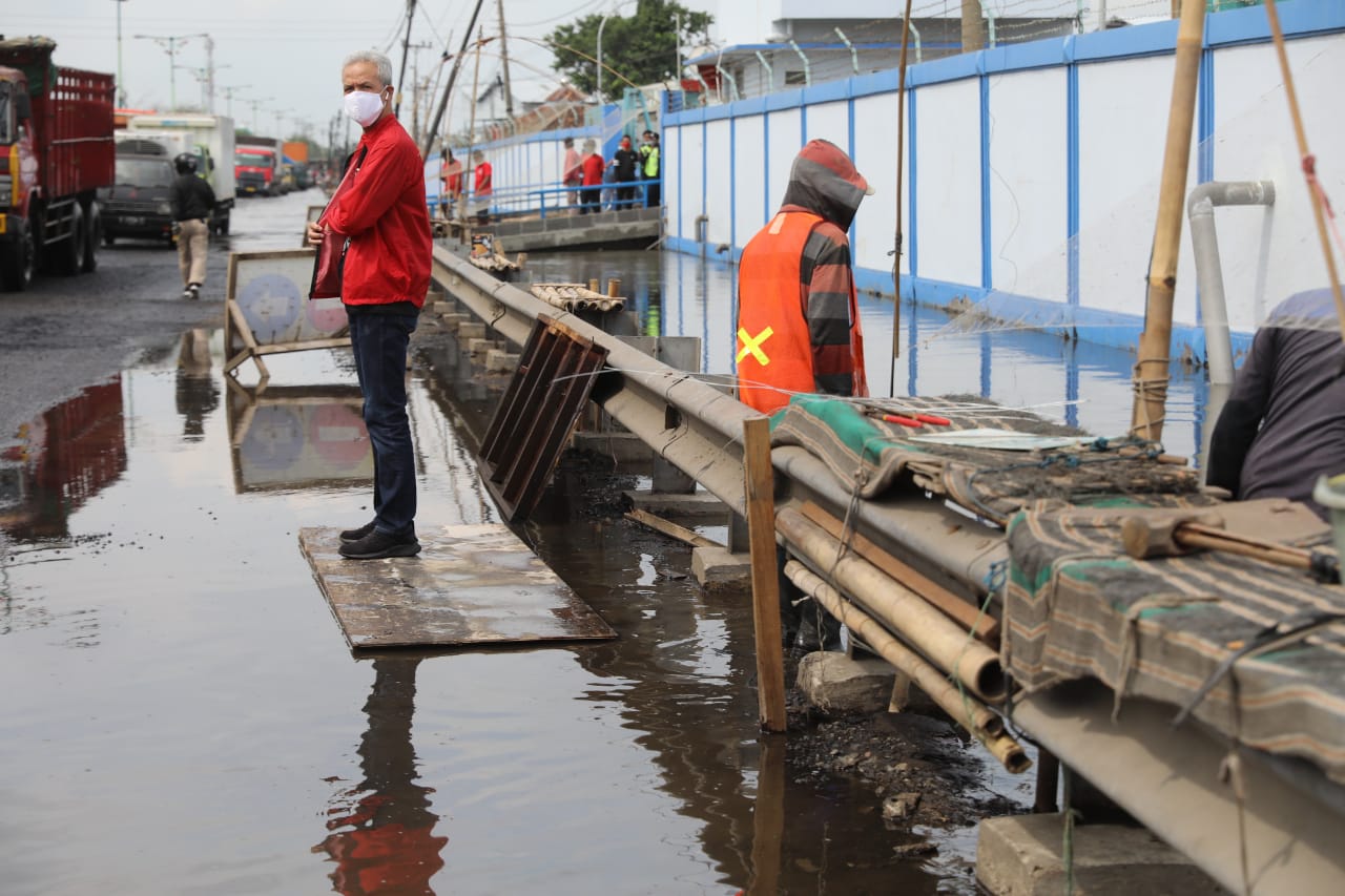 Gubernur Jawa Tengah Ganjar Pranowo saat mencoba mengurai kemacetan di Jalan Demak-Semarang. (Foto: Ist/Ngopibareng.id)