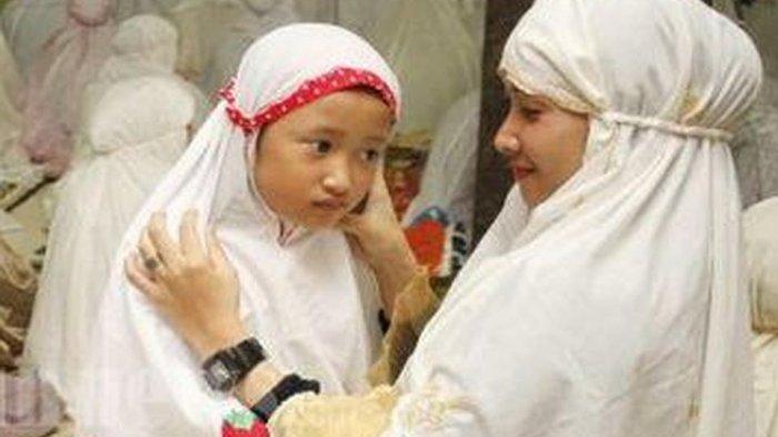 Ibu dan anak saat Shalat Berjamaah di rumah. (Foto: Istimewa)