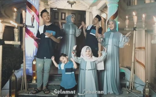 Keluarga Asix Selamat Lebaran. (Foto: YouTube/Hijau Musik)