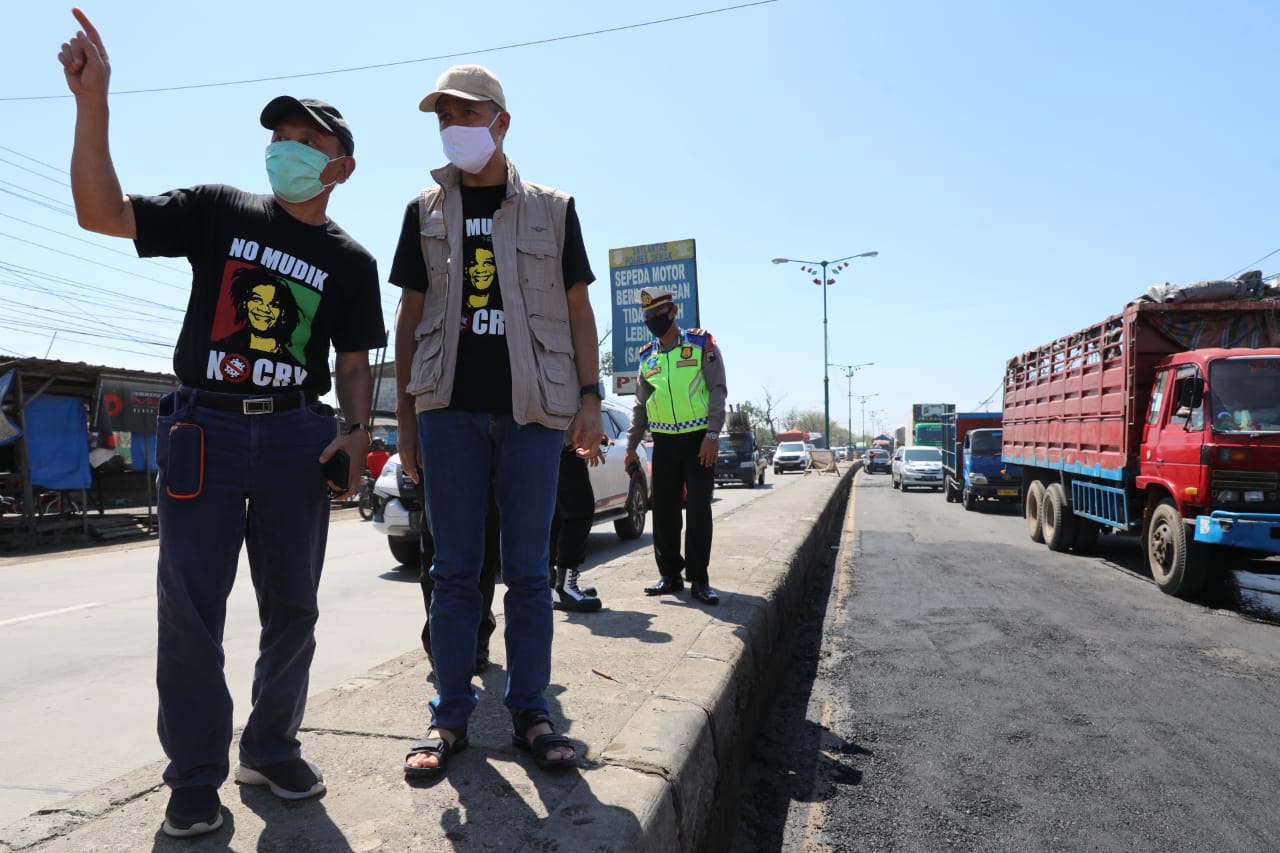 Gubernur Jawa Tengah Ganjar Pranowo saat melihat langsung progres penanganan banjir rob di jalur Demak-Semarang. (Foto: Ist/Ngopibareng.id)