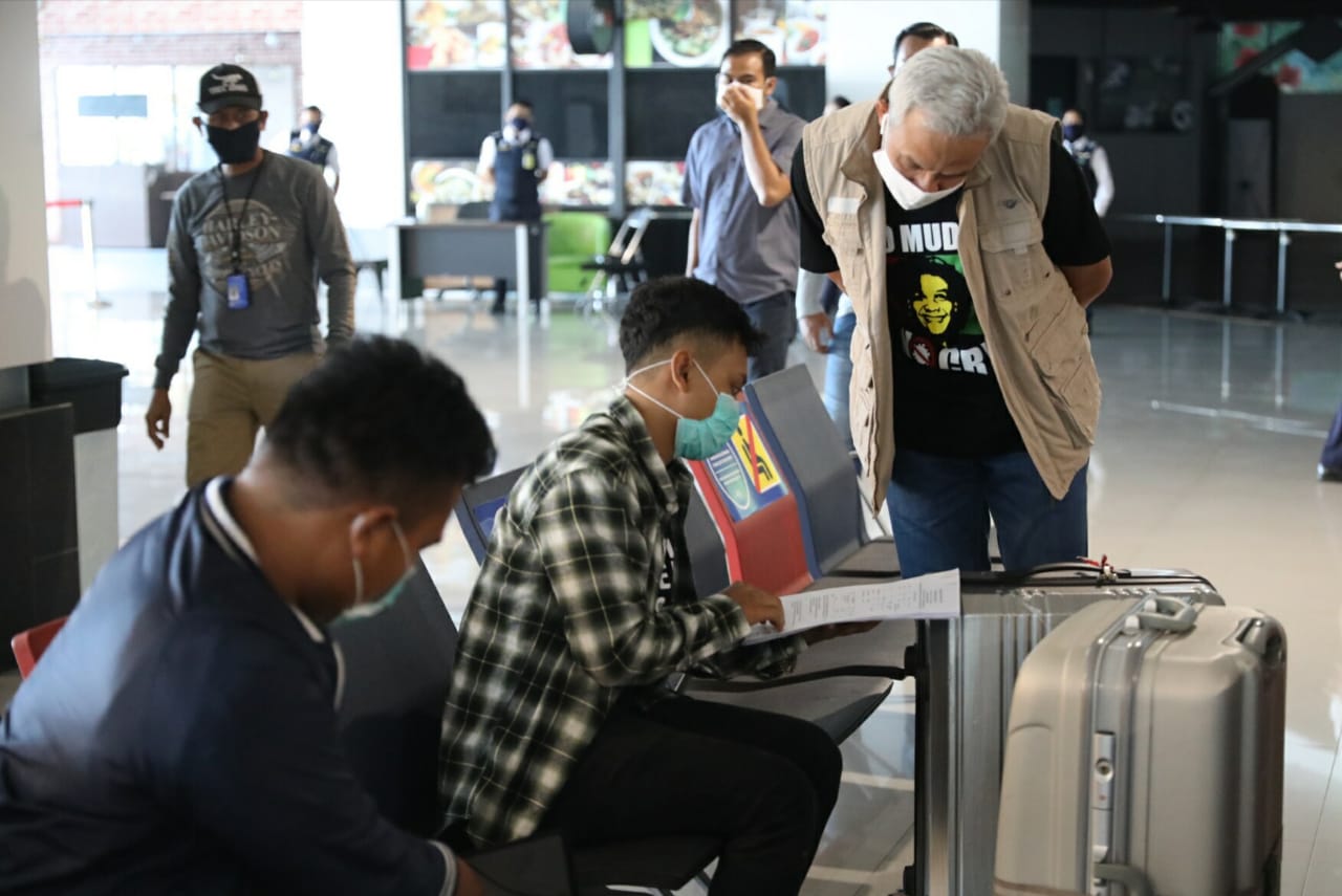 Gubernur Jawa Tengah Ganjar Pranowo saat mengunjungi Bandara Semarang. (Foto: Ist/Ngopibareng.id)