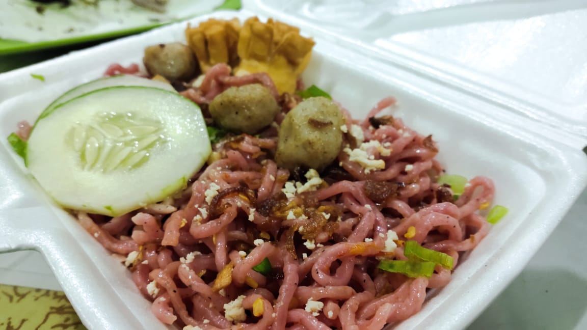 Mie corona siap makan varian merah jambu dari buah naga milik Basith. (Foto: M. Abdur Rozzaaq Al-Basith)