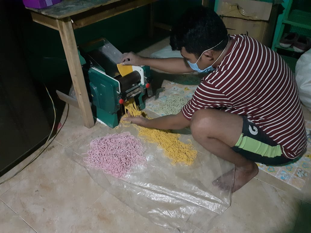 Basith mencetak mie corona warna-warni sesuai protokol kesehatan. (Foto: M. Abdur Rozzaaq Al-Basith)