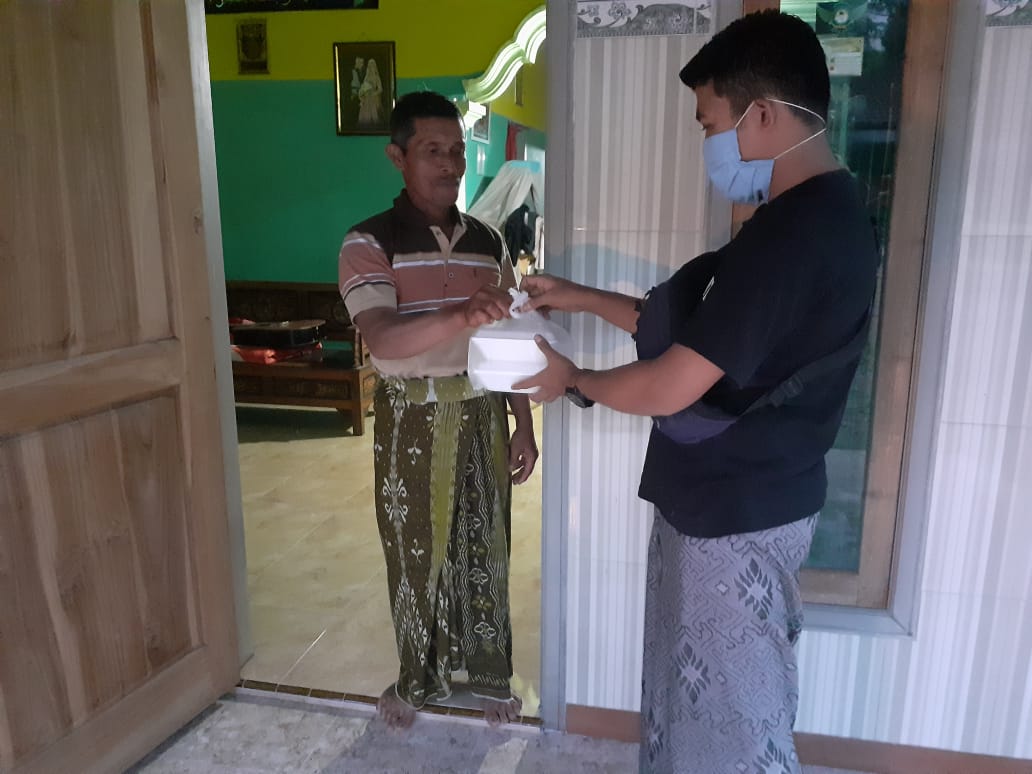 Basith mengantarkan mie pesanannya dengan memakai masker. (Foto: M. Abdur Rozzaaq Al-Basith)