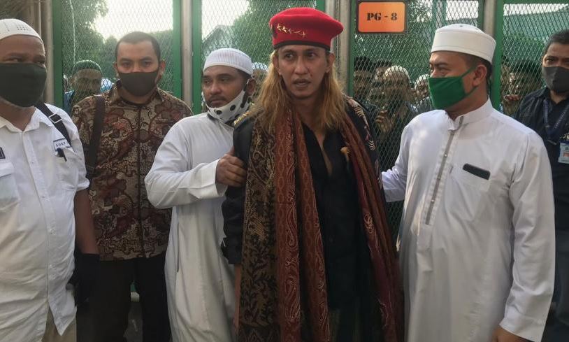 Bahar bin Smith keluar penjara disambut kuasa hukum dan para pendukungnya, Sabtu 16 Mei 2020. (Foto: Dok. Kuasa Hukum Habib Bahar bin Smith)