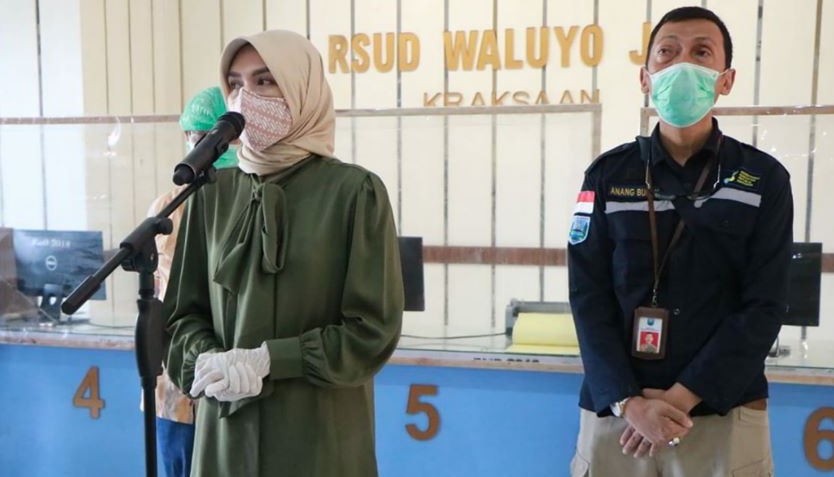 Jubir Covid-19, dr Anang Budi Yoelijanto (kanan) bersama Bupati Probolinggo, Puput Tantriana Sari. (Foto: Ikhsan Mahmudi/Ngopibareng.id)