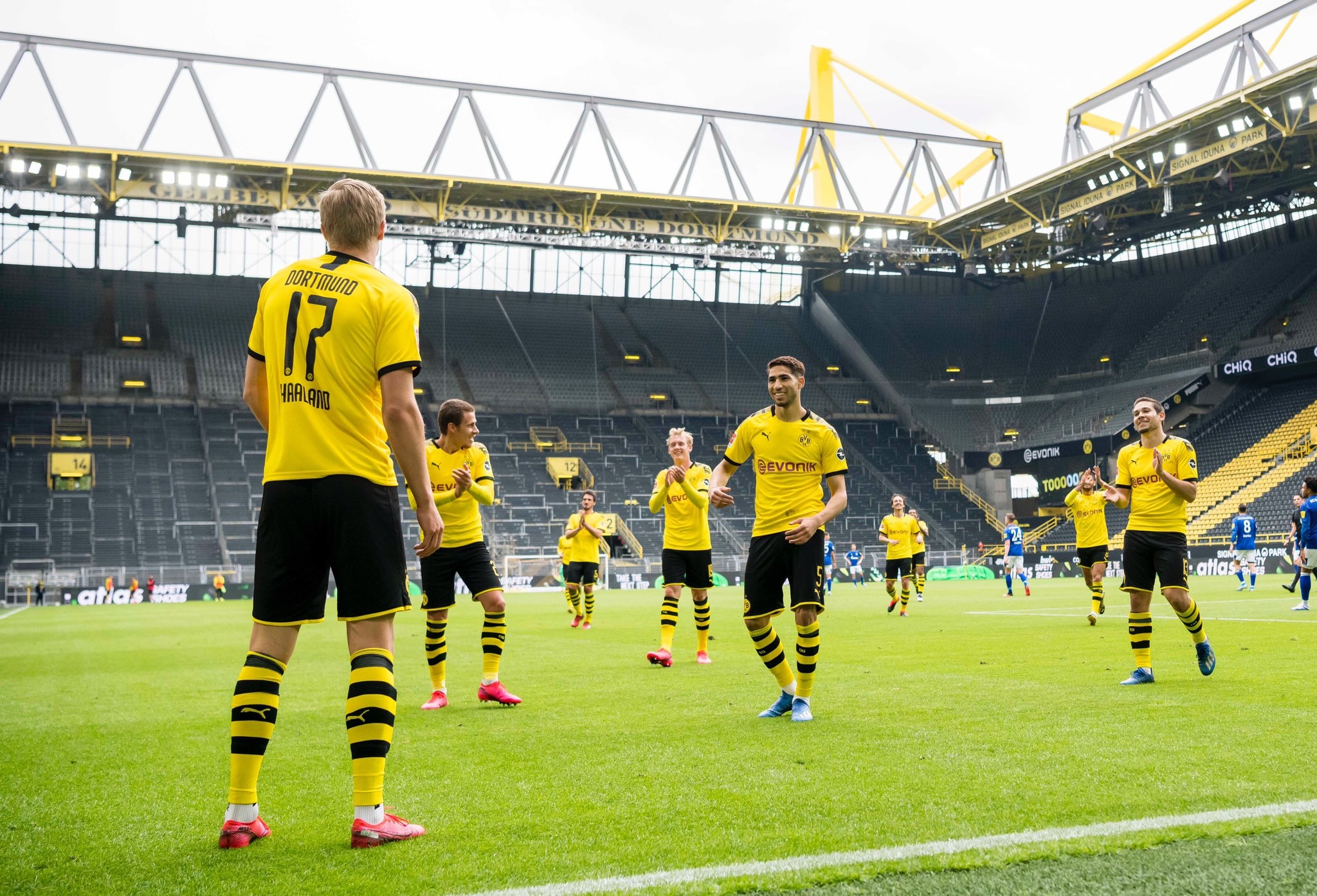 Para pemain Borussia Dotmund rayakan gol Erling Haaland. (Foto: Twitter/@BVB) 