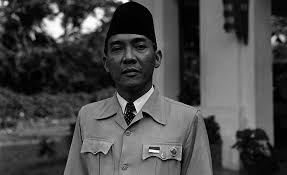 Bung Karno dan kopiyahnya yang khas. (Foto: Istimewa)