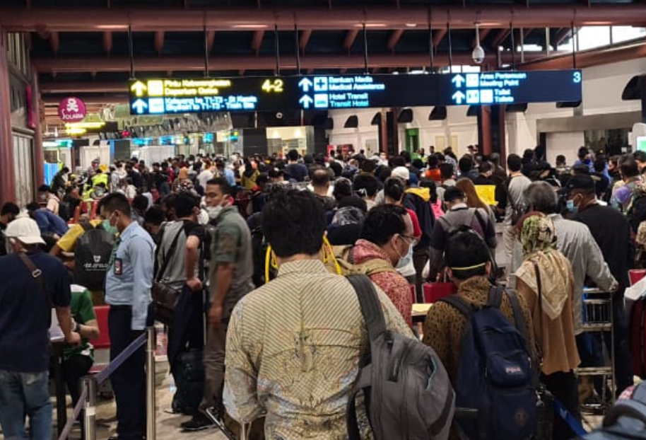 Penumpukan calon penumpang pesawat di posko pemeriksaan dokumen perjalanan Terminal 2 Bandara Internasional Soekarno-Hatta. (Foto: Indoaviation.asia/Istimewa).