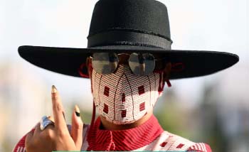 Masker, topi  dan busana wanita rancangan perancang Nigeria. (Foto:Antara/IG)