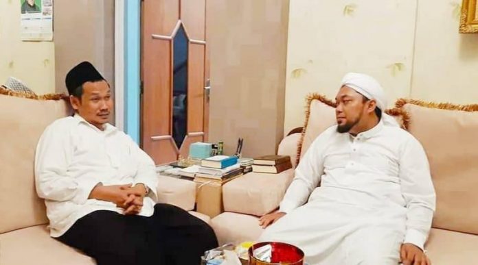 KH Bahauddin Nursalim (Gus Baha) bersama KH Achmad Azaim Al-Ibrahimy, Pengasuh Pesantren Salafiyah Syafiiyah Sukorejo Situbondo. (Foto: Istimewa)