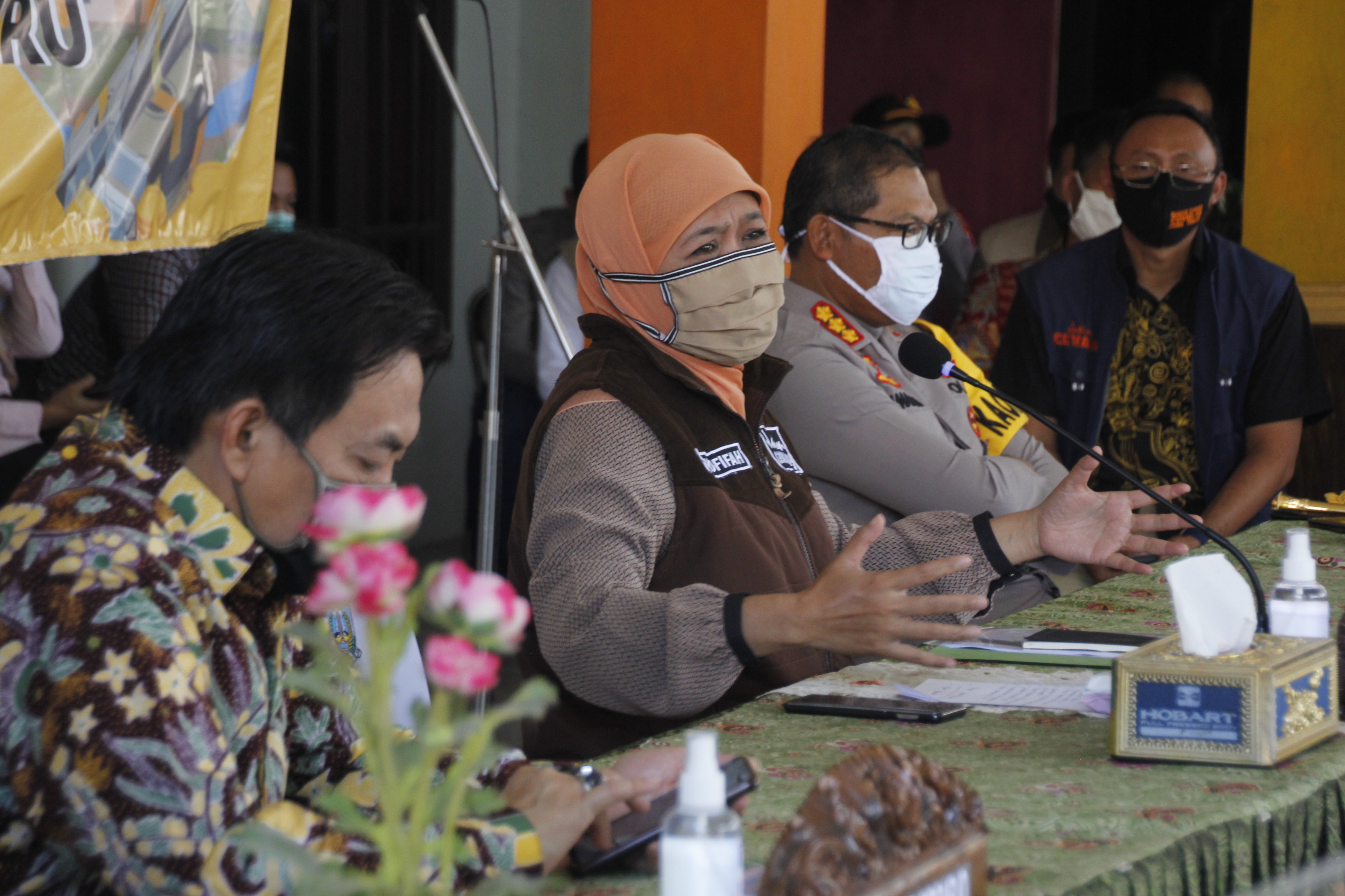 Gubernur Jatim, Khofifah Indar Parawansa ketika melakukan kunjungan kerja di Balai Desa Brebek, Sidoarjo, Minggu 17 Mei 2020. (Foto: Fariz Yarbo/Ngopibareng.id)