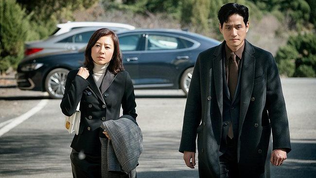 Salah satu adegan Ji Sun-woo (Kim Hee Ae) dan Lee Tae-oh (Park Hae Joon) di serial The World of the Married. (Foto: JTBC)