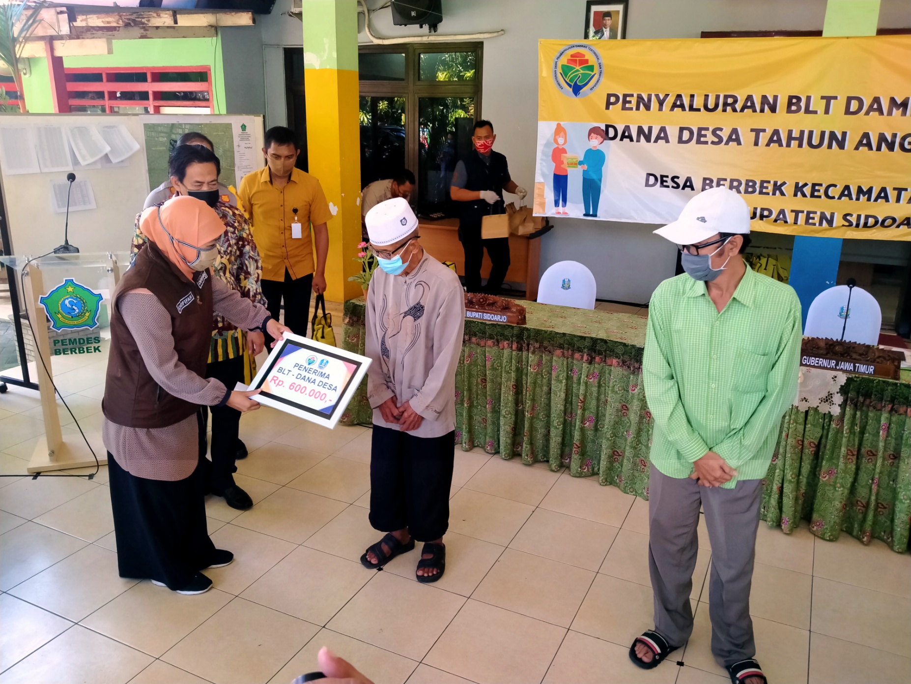 Gubernur Jatim, Khofifah Indar Parawansa, memberikan BLT Dana Desa kepada warga Desa Berbek, Sidoarjo, Minggu 17 Mei 2020. (Foto: Fariz Yarbo/Ngopibareng.id) 