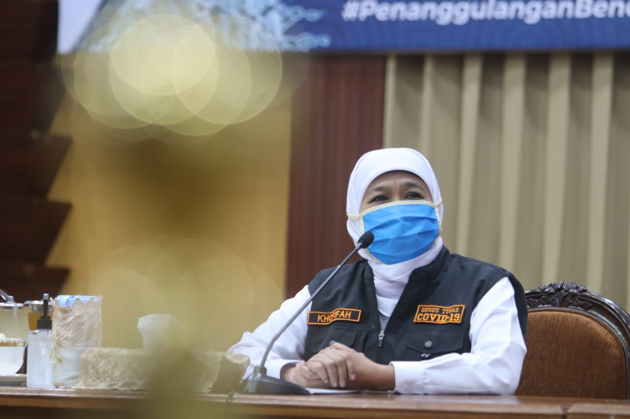 Gubernur Jawa Timur Khofifah Indar Parawansa, saat melakukan konferensi pers di Gedung Negara Grahadi. (Foto: Alief Sambogo/Ngopibareng.id)