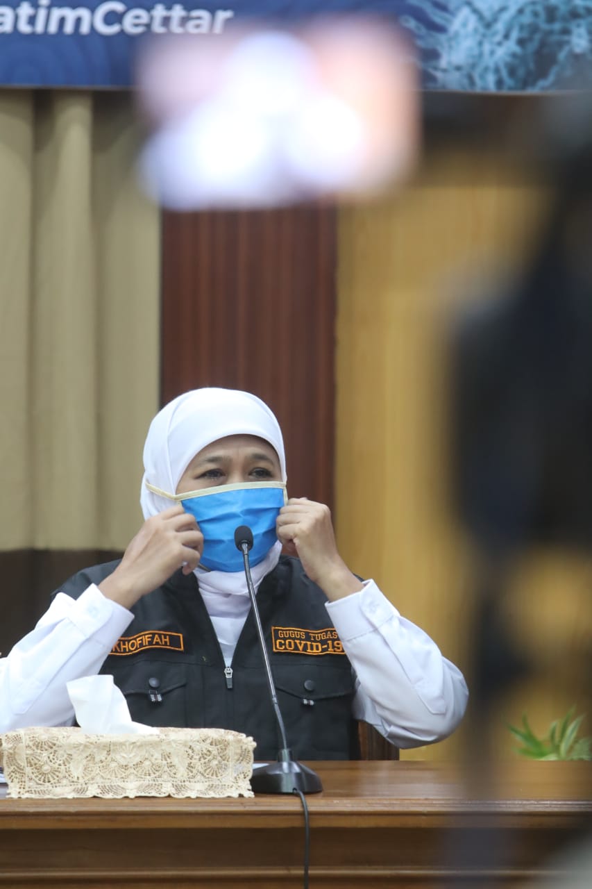 Gubernur Jawa Timur Khofifah Indar Parawansa, saat melakukan konferensi pers di Gedung Negara Grahadi. (Foto: Alief/ngopibareng.id)