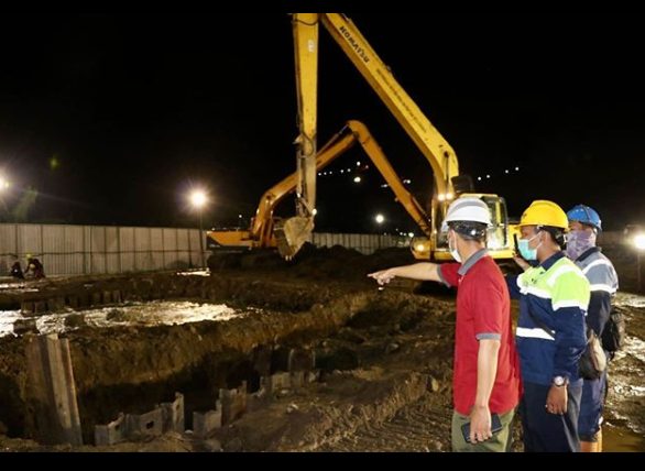 Proses penggarapan pipa bocor PDAM Surya Sembada karena Proyek UINSA di Gunung Anyar, Surabaya, (Foto: Instagram @pdamsuryasembada)