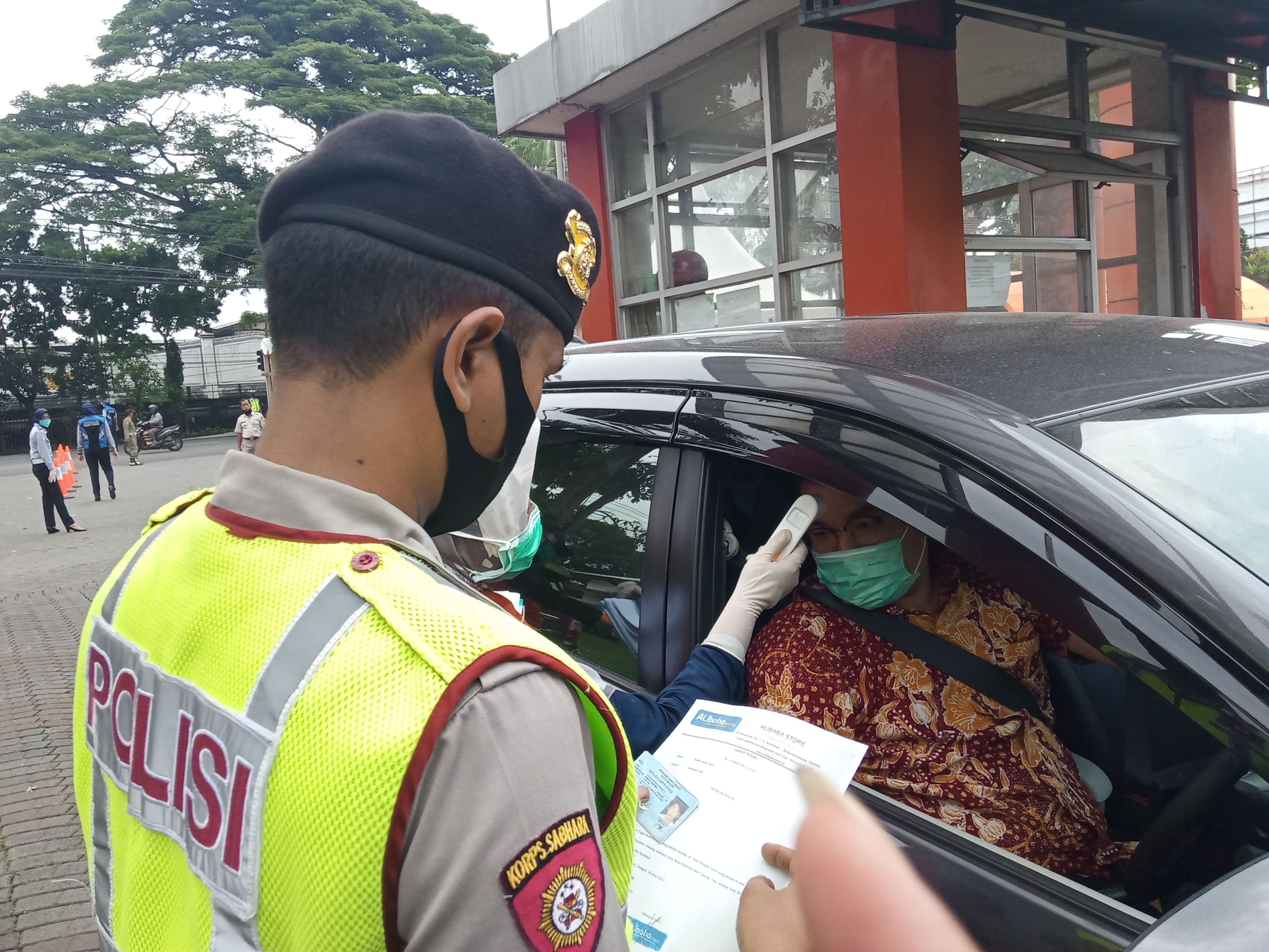 Proses pemeriksaan kendaraan di cek poin Graha Kencana, Arjosari, Kota Malang, Jawa Timur. (Foto: Lalu Theo/Ngopibareng.id)