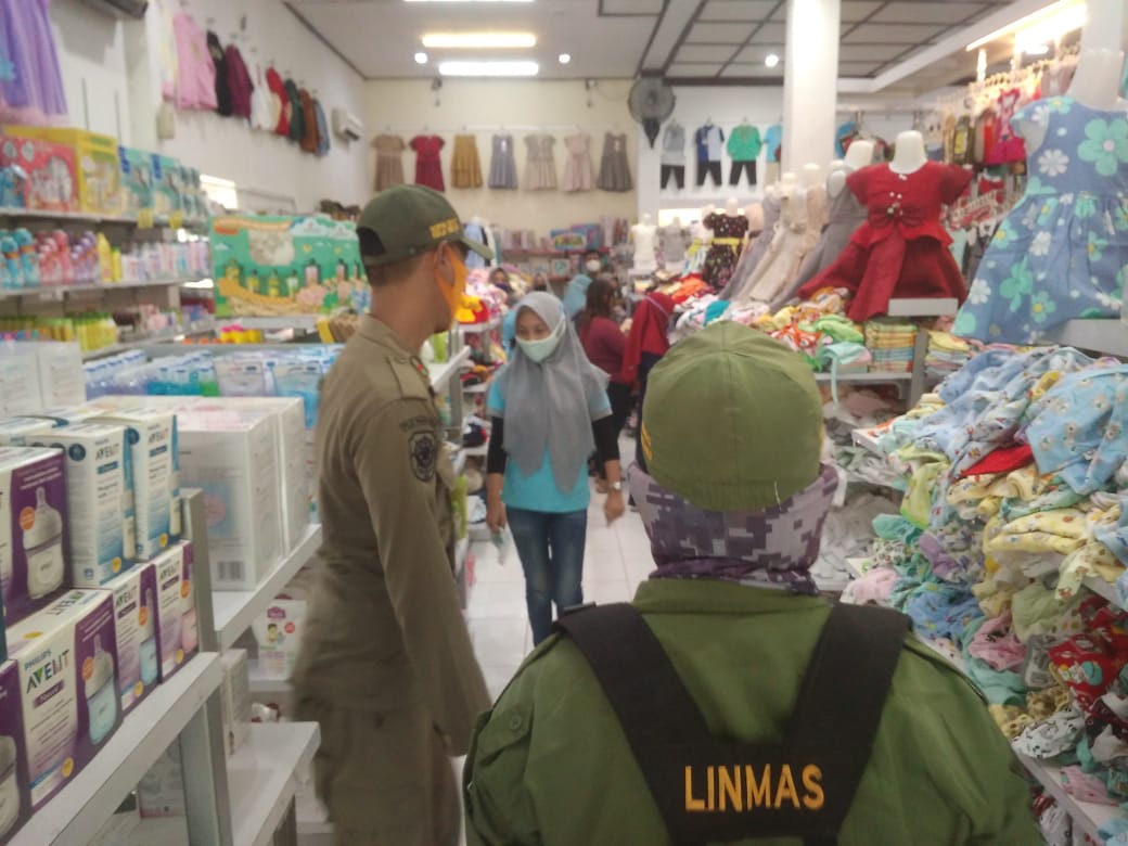 Satpol PP awasi salah satu toko pakaian di salah satu pusat perbelanjaan di Kota Kediri. (Foto: istimewa)