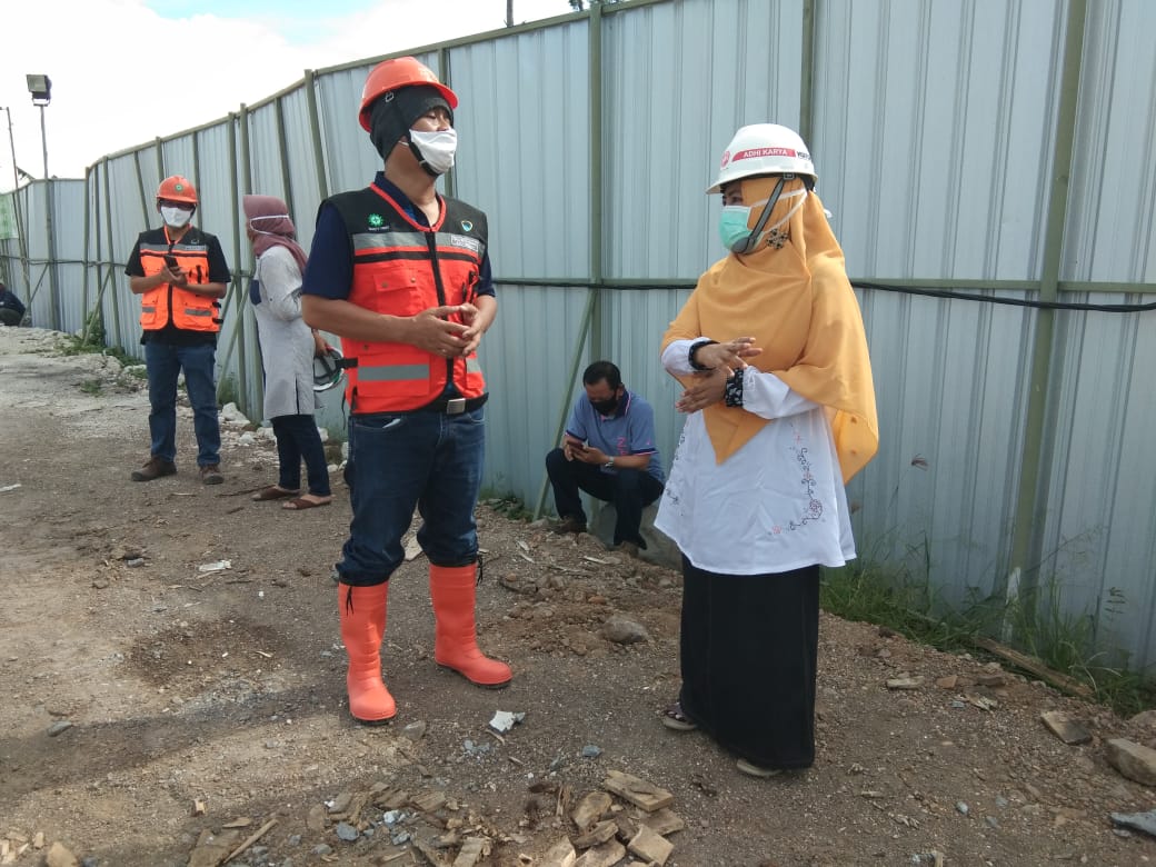 Aning Rahmawati, Wakil Komisi C DPRD Surabaya saat melakukan sidak di lokasi bocornya pipa PDAM. (Foto: Ni'am Kurniawan/Ngopibareng.id)