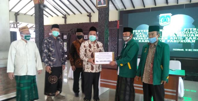 Wabup Pasuruan menyerahkan zakat seluruh ASN secara simbolik ke Baznas. (Foto: Dok Humas)