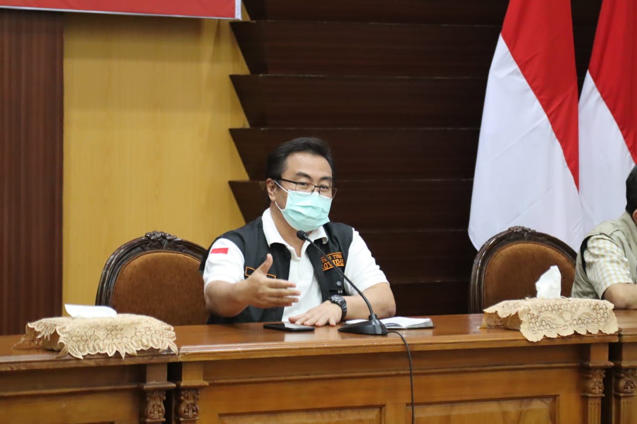 Ketua Rumpun Kuratif Gugus Tugas Penanganan Covid-19 Jatim dr Joni Wahyuhadi. (Foto: Alief Sambogo/Ngopibareng.id)