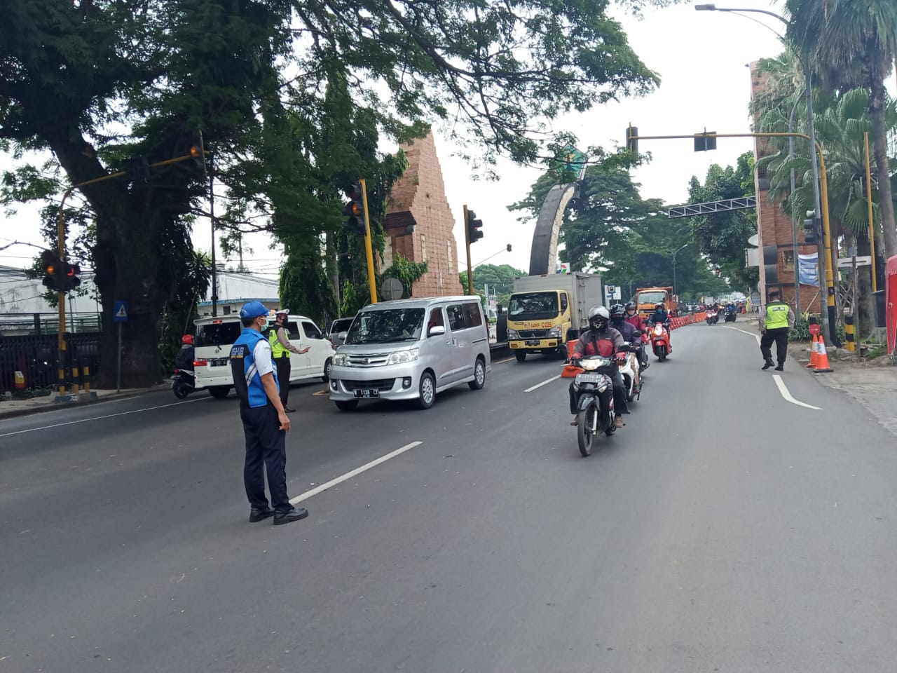 Pencegatan kendaraan dari luar Kota Malang di cek poin Graha Kencana, Arjosari, Kota Malang. (Foto: Lalu Theo/Ngopibareng.id)